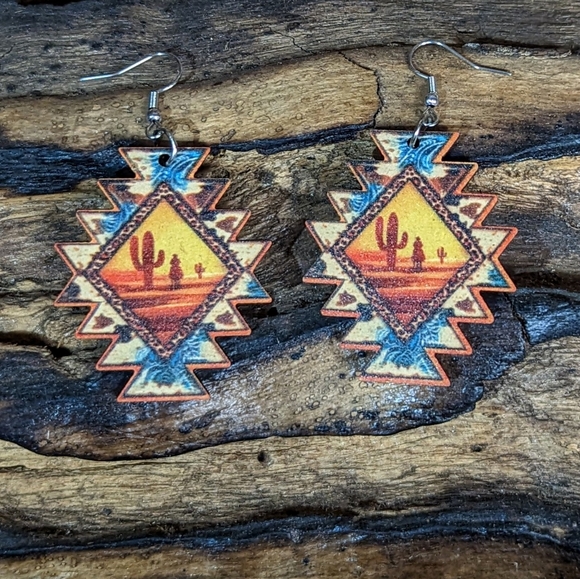 NWT wooden Western earrings - Picture 2 of 2